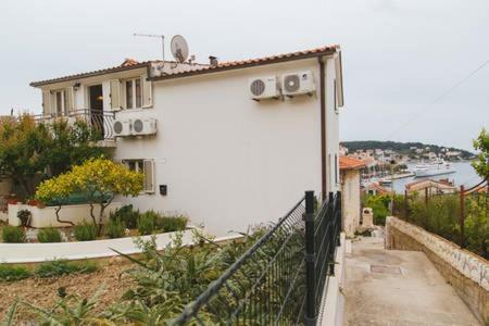 Apartment Pina Hvar Seaview